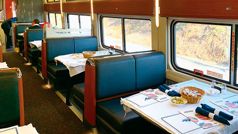 火車的餐車有專業廚房和廚師，牛排尤其令人驚艶；餐車上同桌共餐邂逅的乘客，萍水相逢反而更能交流另類的觀點。